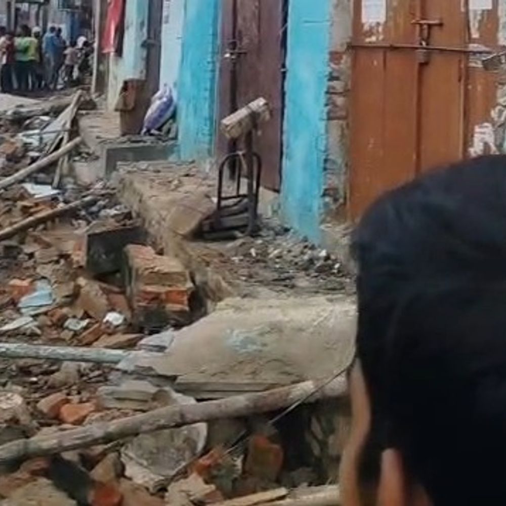 बारिश से बचने को छज्जे के नीचे बैठे, गिरा मलबा:सीतामढ़ी में 1 की मौत, 6 लोग घायल; दबे लोगों को निकाला, अस्पताल पहुंचाया