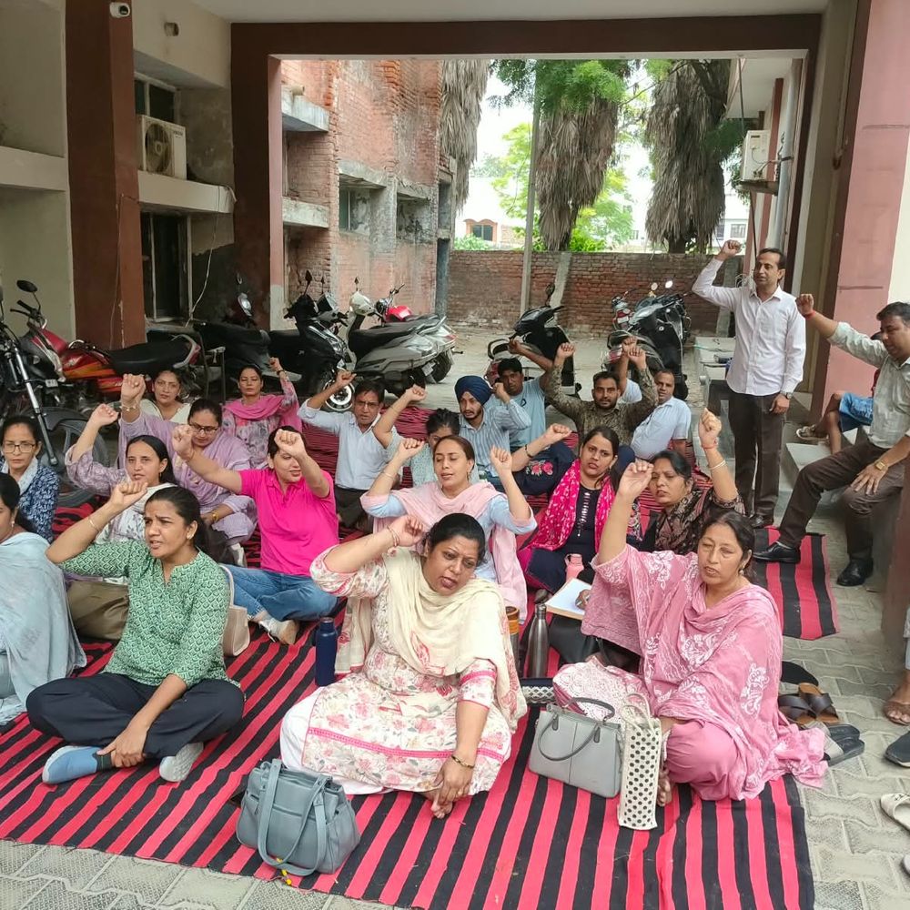 बठिंडा में NHM कर्मचारियों ने शुरू किया धरना:मांगों को लेकर सिविल सर्जन को सौंपा ज्ञापन,9 अक्टूबर को धूरी में राज्य स्तरीय रैली की चेतावनी;
