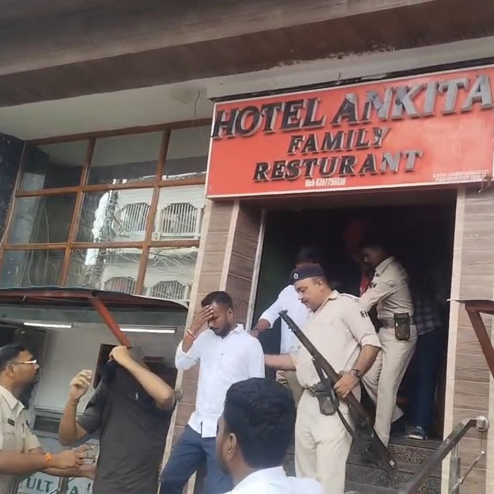 गोपालगंज के अंकिता होटल में पुलिस की छापेमारी:5-6 युवक-युवतियां हिरासत में; कमरों से कंडोम के पैकेट मिले, मैनेजर फरार, मालिक-स्टाफ पर FIR की तैयारी