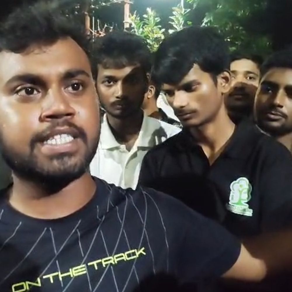 ‘गर्ल्स हॉस्टल के बाथरूम के पास मजदूर ने की ताकझांक’:कटिहार इंजीनियरिंग कॉलेज में देर रात हंगामा, छात्राएंं बोली-‘VIDEO बनाया’