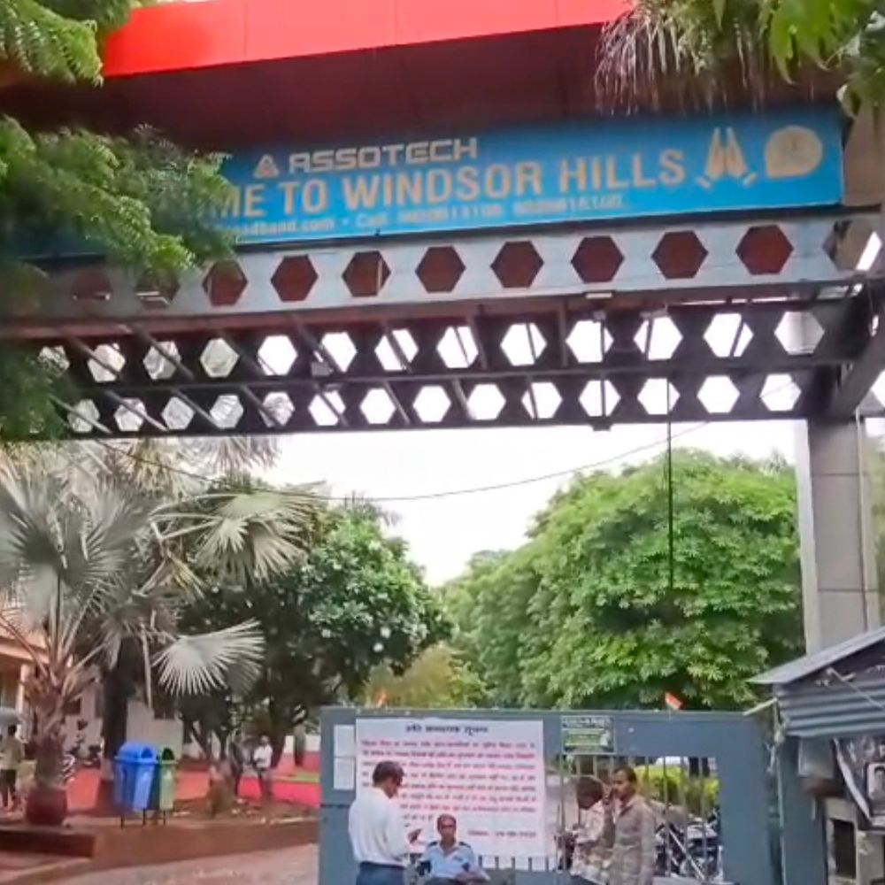 विंडसर हिल्स में बिल्डर ने बिजली बिल नहीं भरा:लाखों का बकाया; 700 से ज्यादा घरों में अंधेरा, लिफ्ट-पानी बंद, रहवासी परेशान