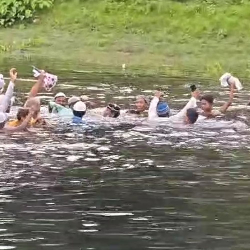 सिर के ऊपर पानी में जनाजा ले जा रहे ग्रामीण;VIDEO:किशनगंज में खकुआ नदी पर पुल बनवाने की मांग, जान जोखिम में डालकर शमशान जाते है लोग
