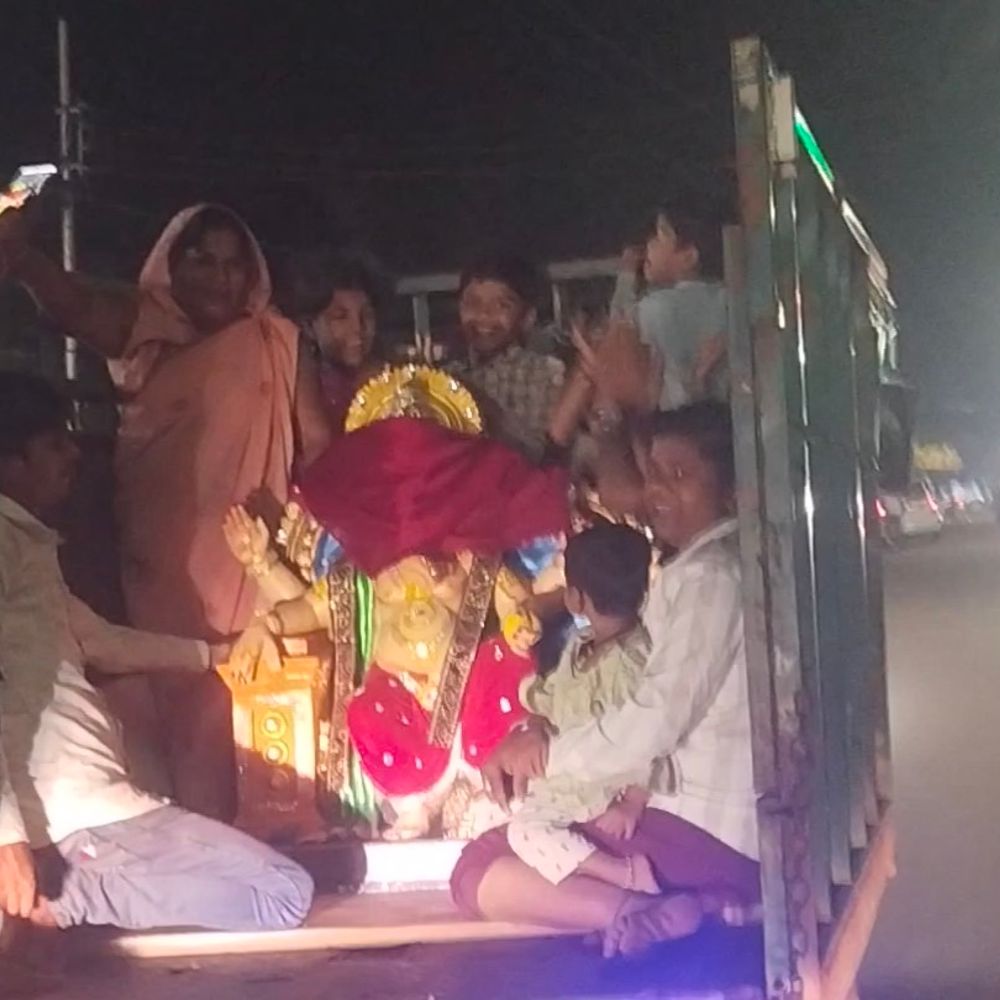 ललितपुर में देर रात तक पंडालों में पहुंची गणेश प्रतिमाएं:ढोल-ताशे और डीजे की धुन पर श्रद्धालु नाचते-गाते नजर आए