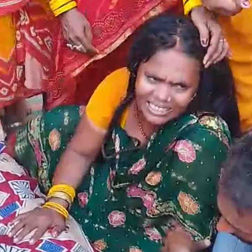 शौचालय की टंकी में दम घुटने से पिता की मौत:मोतिहारी में सेंट्रिंग खोलते समय हादसा, बचाने गया बेटा भी बेहोश, इलाज जारी