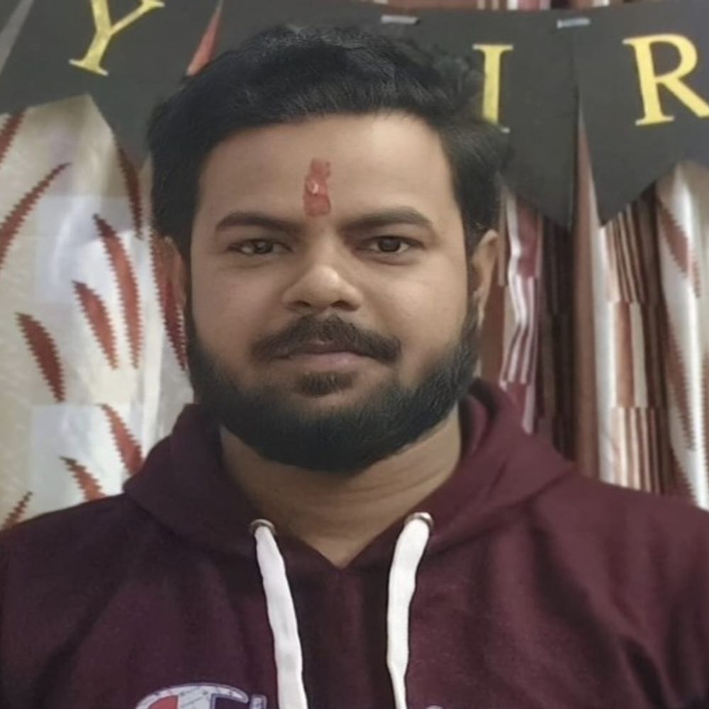 शाहजहांपुर में कुत्ते से टकराकर फिसली बाइक:पीछे से आई बस ने कुचला, चचेरे मामा-भांजे की मौके पर मौत; कैंचीधाम दर्शन को जा रहे थे