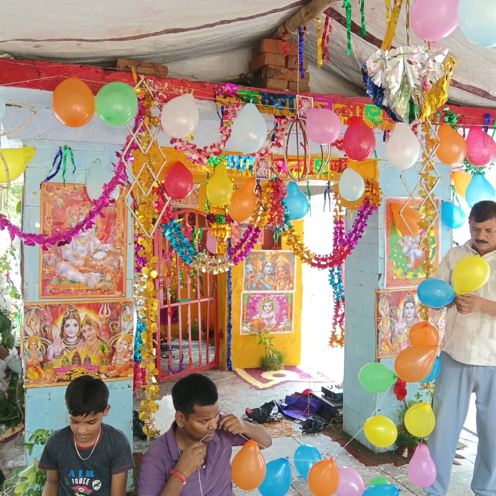 फतेहपुर में पुलिस-पीएसी और जेल में जन्माष्टमी की तैयारियां:महिला कांस्टेबल बना रहीं कृष्ण नाम की रंगोली; 150 जवान तैयार कर रहे झांकी
