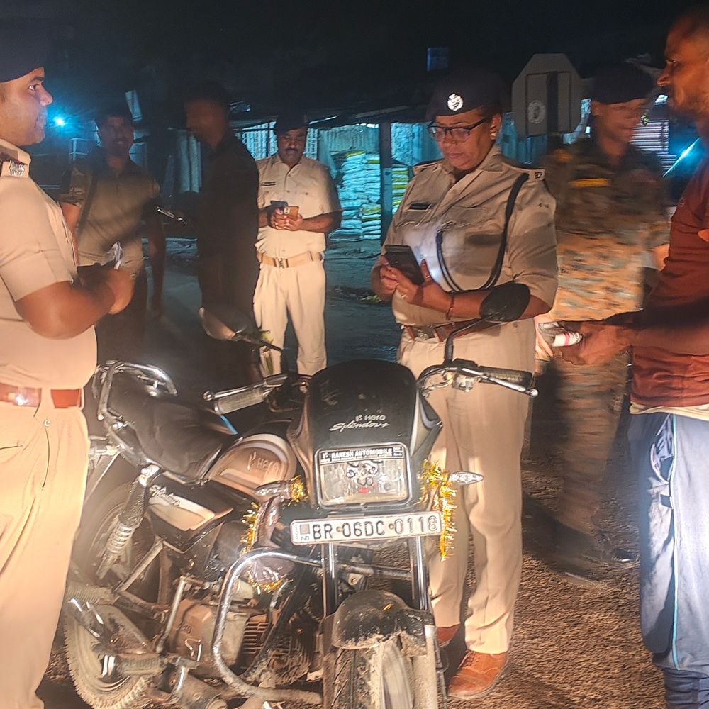 बंदरा में पुलिस ने चलाया वाहन जांच अभियान:राहगीरों को रोककर गाड़ियों की जांच की, ट्रैफिक नियम का पालन करने की सलाह