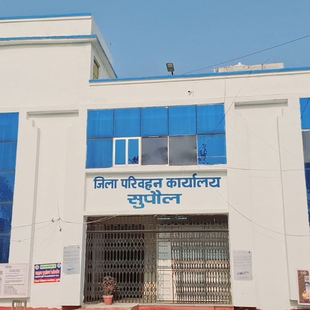 सुपौल DTO में विजिलेंस की छापेमारी, डेटा ऑपरेटर गिरफ्तार:रिश्वत से जुड़ा मामला, अधिकारियों-कर्मचारियों से हुई पूछताछ, दस्तावेजों की जांच की