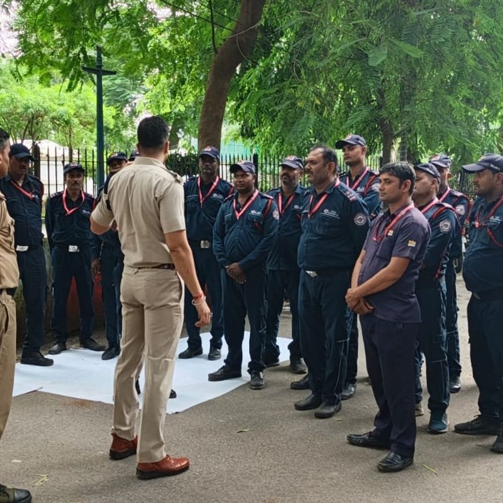 रेलवे अस्पताल के सुरक्षाकर्मी 3 दिन से धरने पर:6 महीने की सैलरी बकाया, दो महीने का भुगतान; फील्ड ऑफिसर ने दी निकालने की धमकी