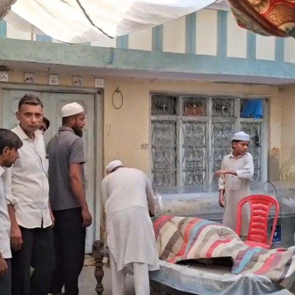 बंदरों के हमले से छत से गिरे राजमिस्त्री की मौत:बिजनौर में बंदरों से बचने के लिए भागा, सीढ़ियों से गिरकर तोड़ा दम