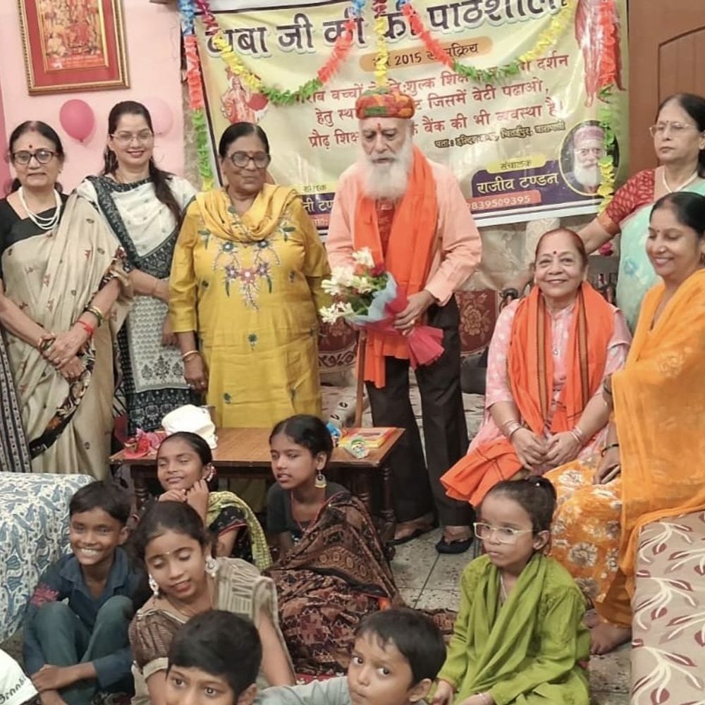 वाराणसी में शिक्षक दिवस समारोह आयोजित:आरती टण्डन बोलीं- आयोजन बच्चों में आत्मविश्वास और प्रतिभा निखारते हैं