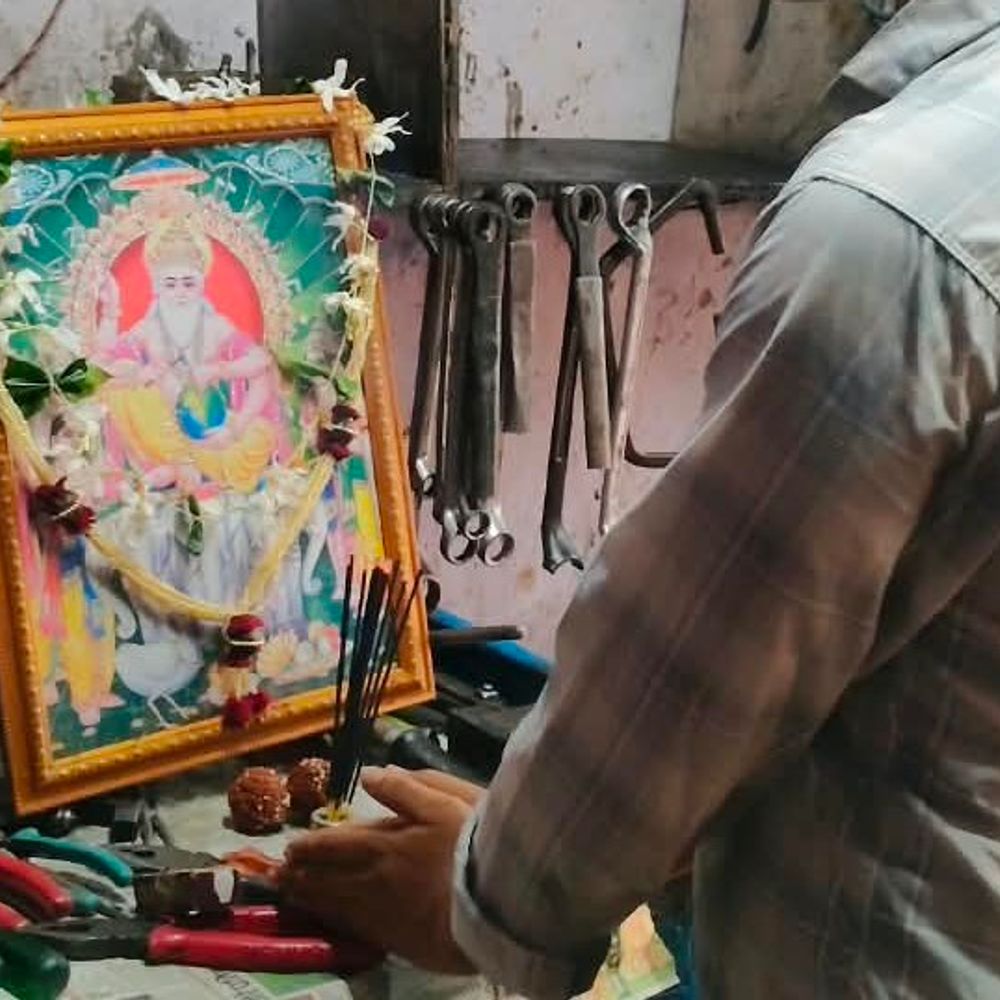 कैमूर में मनाई गई भगवान विश्वकर्मा पूजा:औद्योगिक संस्थानों, वर्कशॉप में अनुष्ठान; औजारों की हुई पूजा
