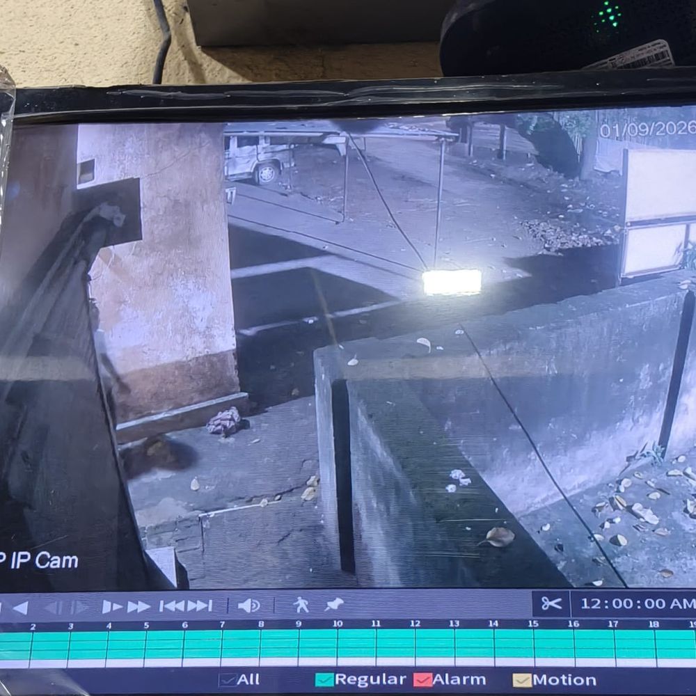 रात में बिजली-एसी का तार काटते चोर CCTV में कैद:जहानाबाद में हिंदुस्तान मेडिकल की घटना, दुकानदारों ने रात में पुलिस गश्त बढ़ाने की मांग की
