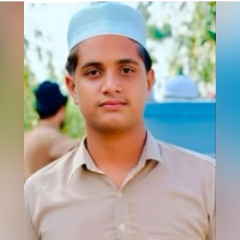 सड़क के गड्ढे में पहिया आते ही पलटी ई-रिक्शा:शामली में 17 साल के युवक की मौत, सेटरिंग के सामान के नीचे दबा किशोर