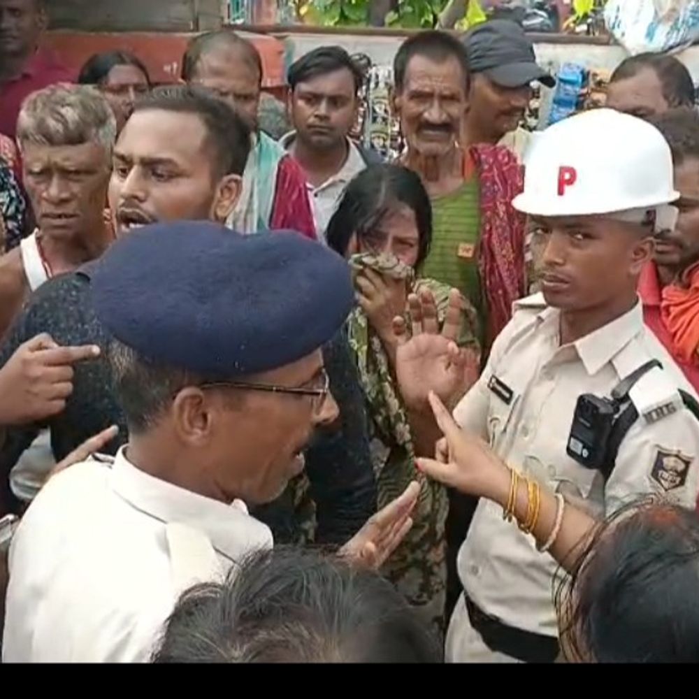 जहानाबाद में प्रेम संबंध को लेकर महिला से मारपीट:स्वास्थ्यकर्मी की पत्नी और बेटों ने बीच सड़क पर पीटा, पुलिस ने हिरासत में लिया