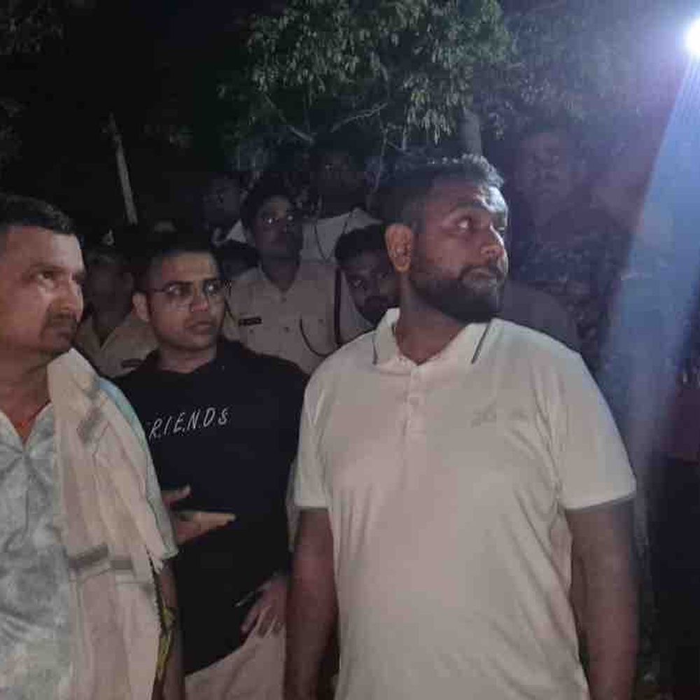 गंडक में बांध टूटने के बाद प्रशासन अलर्ट:रात एक बजे DM-SP ने पैदल चलकर लिया सुरक्षा का जायजा, भास्कर की खबर का असर