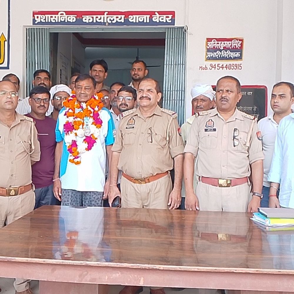 श्यामलाल शर्मा ने जीते 4 पदक:मास्टर्स स्विमिंग प्रतियोगिता में लहराया परचम, कस्बा बेवर पहुंचने पर हुआ स्वागत