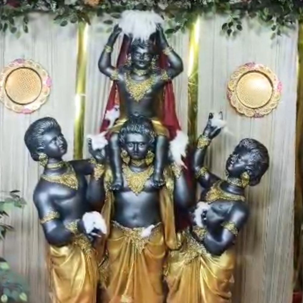 देवरिया में जन्माष्टमी पर आधी रात गूंजे बधाई गीत:पुलिस लाइन में बच्चों ने राधा-कृष्ण की झांकी और नृत्य से बांधा समां, मेले में उमड़ी भीड़