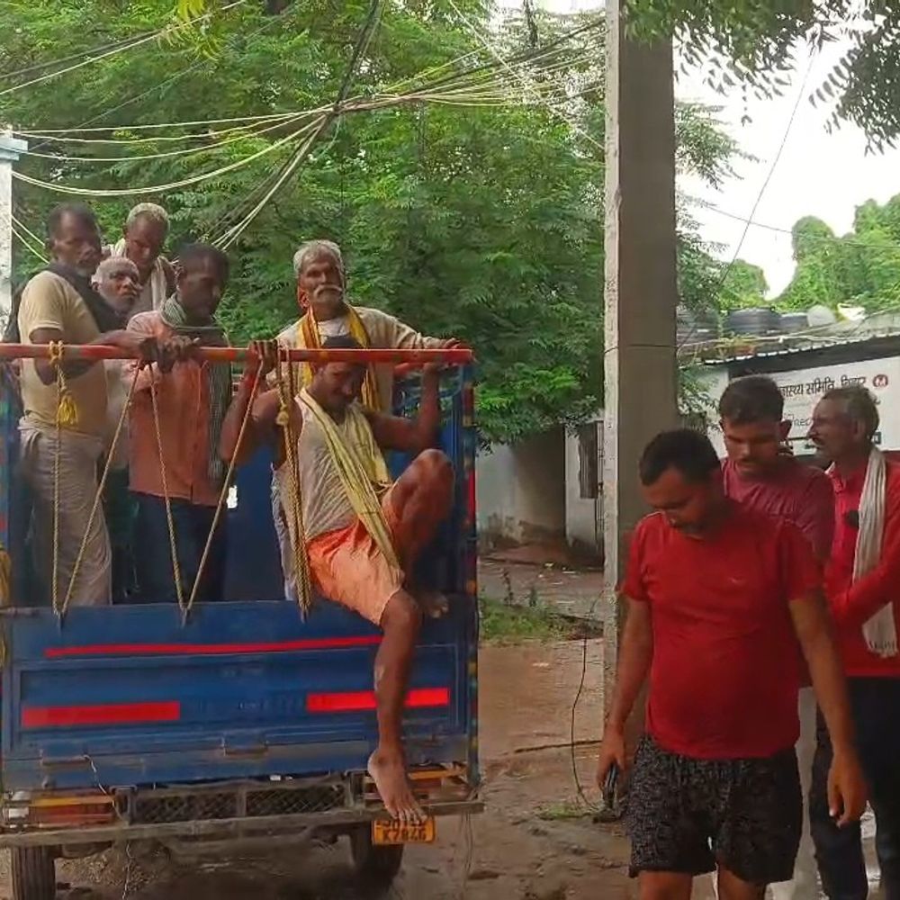 11 हजार वोल्ट वायर की चपेट में आया बुजुर्ग, मौत:नवादा में भैंस लेकर लौटते समय लगा करंट, बिजली विभाग पर लापरवाही का आरोप