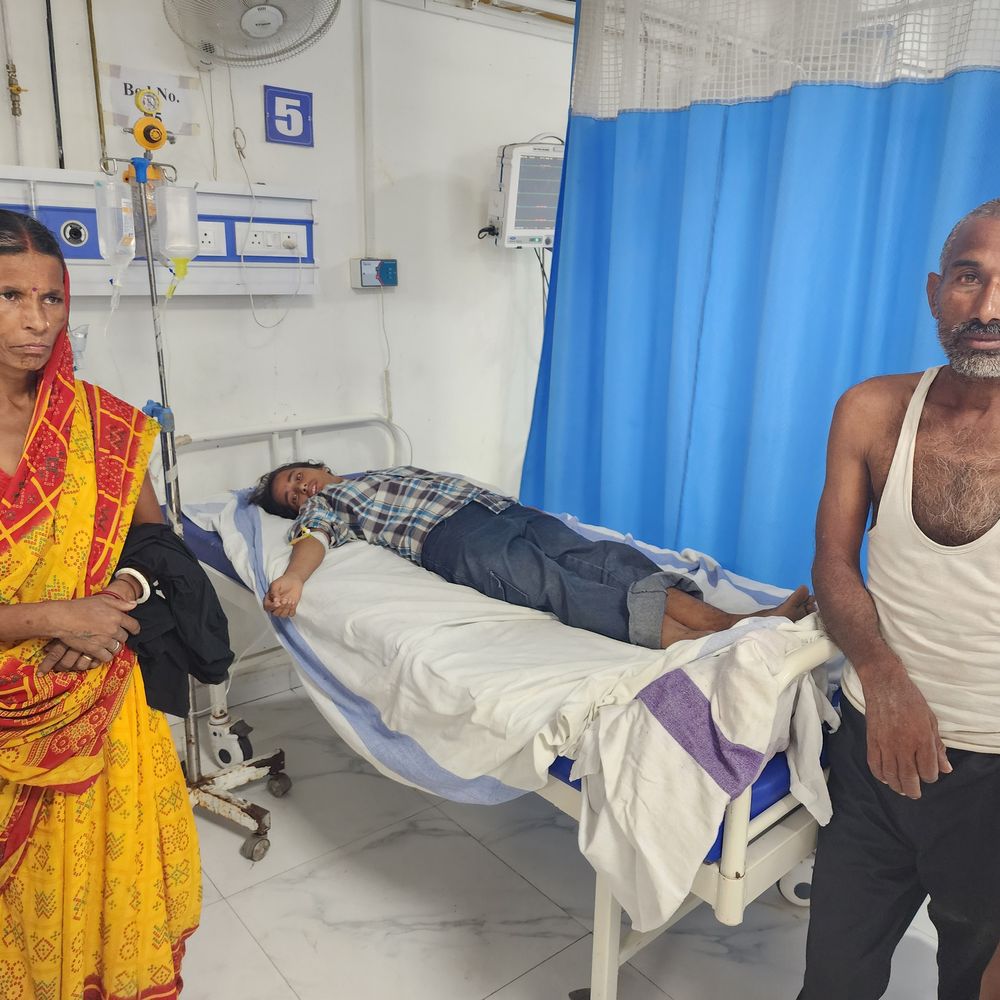 डायल 112 महिला सिपाही पर युवती को पीटने का आरोप:सीवान में घायल होकर गिरी युवती, भीड़ जुटने पर पुलिस टीम मौके से भागी