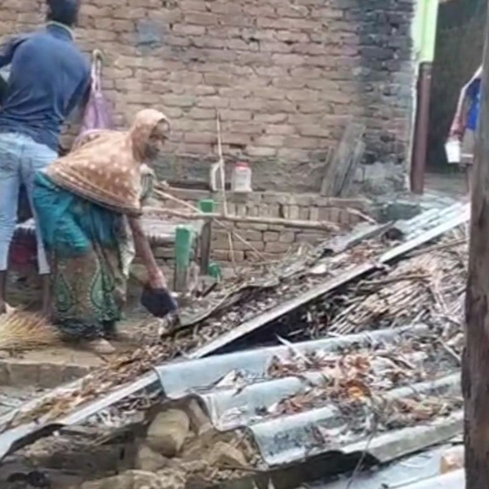 बदायूं में 40 घंटे से ज्यादा बारिश से जनजीवन अस्त-व्यस्त:सैकड़ों पेड़ गिरे, दर्जनों पोल ढहे; बिजली संकट गहराया, गांवों में कच्चे मकान ढहे