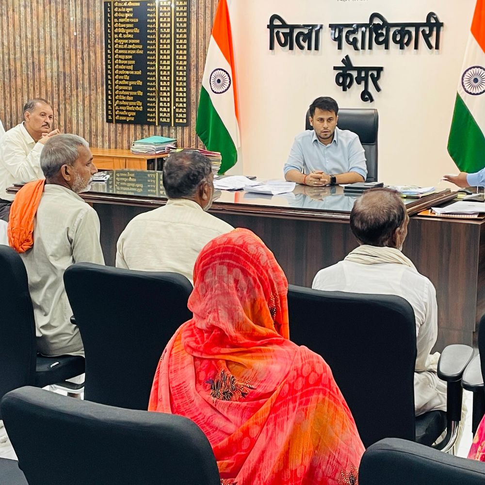 कैमूर में ‘जनता का दरबार’, 62 आवेदन मिले:आवास योजना में पात्रों को तत्काल लाभ देने और अपात्रों को कारण बताने का आदेश
