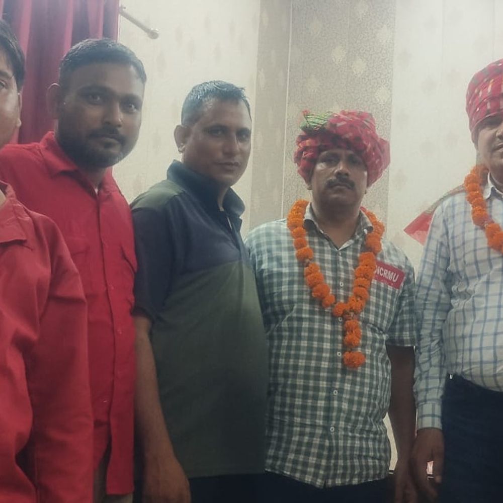 आगरा कैंट पर एनसीआरएमयू नेताओं का स्वागत:कुली साथियों ने किया सम्मान, संगठन के प्रति व्यक्त की एकजुटता