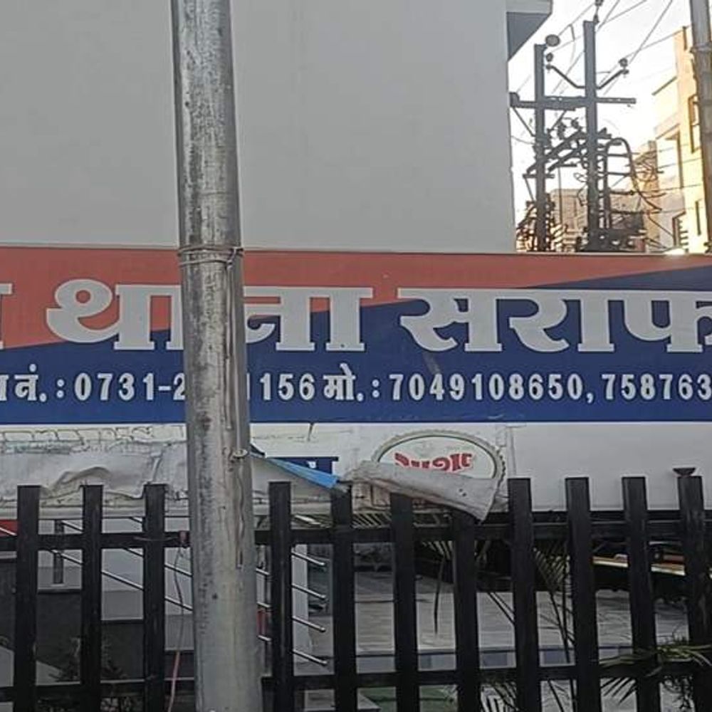 इंदौर में भाई को छुड़ाने थाने पहुंची महिला:आरक्षक को धमकाया, हाथापाई की कोशिश की, अफसरों ने कराई FIR
