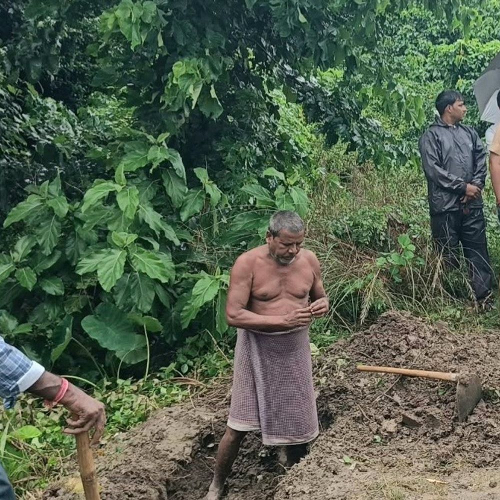 कुशीनगर में 12 साल की बच्ची की हार्ट-हटैक से मौत:स्कूल में बैठे-बैठे गिरी, कब्र से शव निकालकर पोस्टमॉर्टम कराया, रिपोर्ट में खुलासा