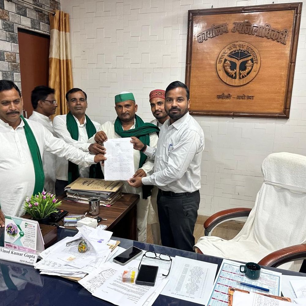 रुदौली में भाकियू का धरना खत्म:अधिकारियों के आश्वासन पर खत्म हुआ धरना; एसडीएम को सौंपा ज्ञापन, रात 2 बजे तक चली बातचीत