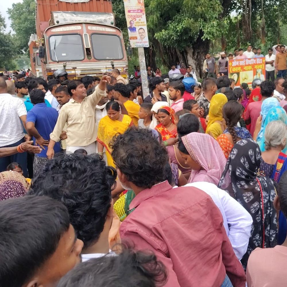 स्कूल जा रही छात्रा को मिनी डंपर ने कुचला, मौत:वाराणसी के बिशनपुरा गांव के पास हादसा, आक्रोशित ग्रामीणों ने किया चक्काजाम; चालक गिरफ्तार