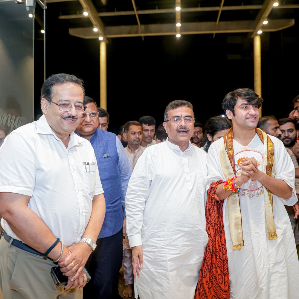 मंत्री ने पर्ची मांगी, पंडित बोले-CM हाउस में लगेगा दरबार:बंगाल के सीएम ने धीरेंद्र शास्त्री का किया स्वागत; मंत्रियों-विधायकों को बागेश्वर धाम बुलाया
