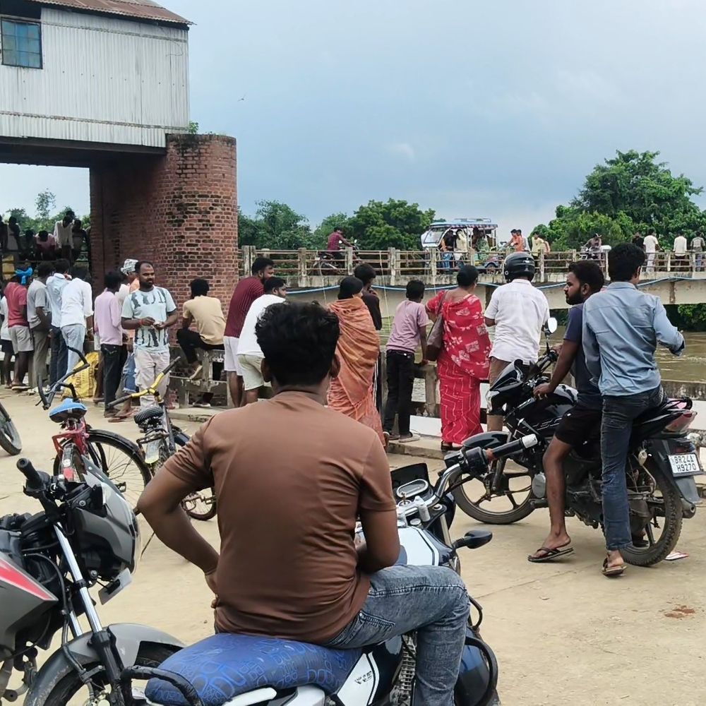 कैमूर में सकरी बांध का जलस्तर 13 फीट बढ़ा:गेट के ऊपर से बह रहा पानी; कई गांव बाढ़ से घिरे, सड़क संपर्क भी कटा