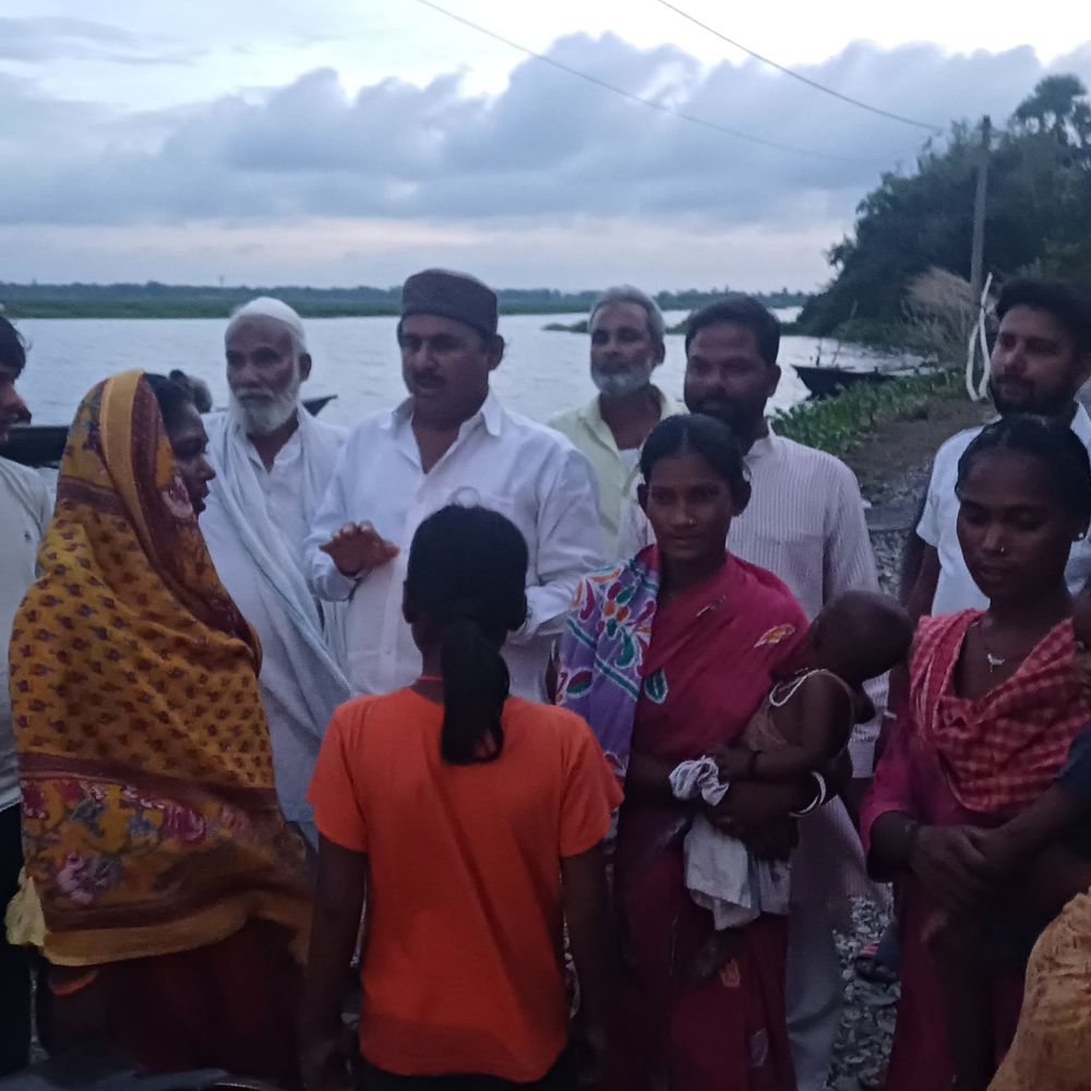 बाढ़ का पानी घटने पर भी लोगों की परेशानी बरकरार:इमली टोला और केवाला पंचायत में स्वास्थ्य और भोजन सहित अन्य सुविधाओं की मांग