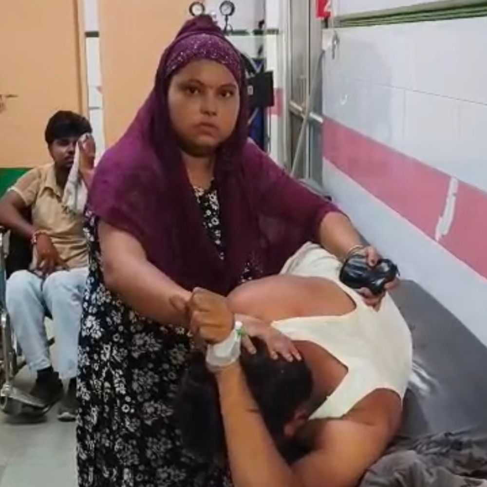 तेज रफ्तार ट्रक से बचने में बाइक गड्ढे में पलटी:संभल में दो युवक गंभीर घायल, एक हायर सेंटर रेफर
