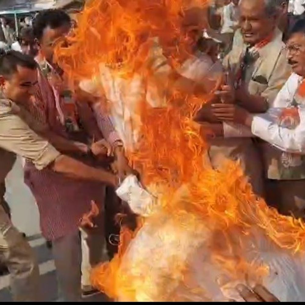 एटा में कांग्रेस ने ज्ञानेश का पुतला फूंका,इस्तीफे की मांग:वोट चोरी का आरोप लगाकर कार्यकर्ताओं ने निकाला पैदल मार्च, परशुराम चौक पर पुतला फूंका