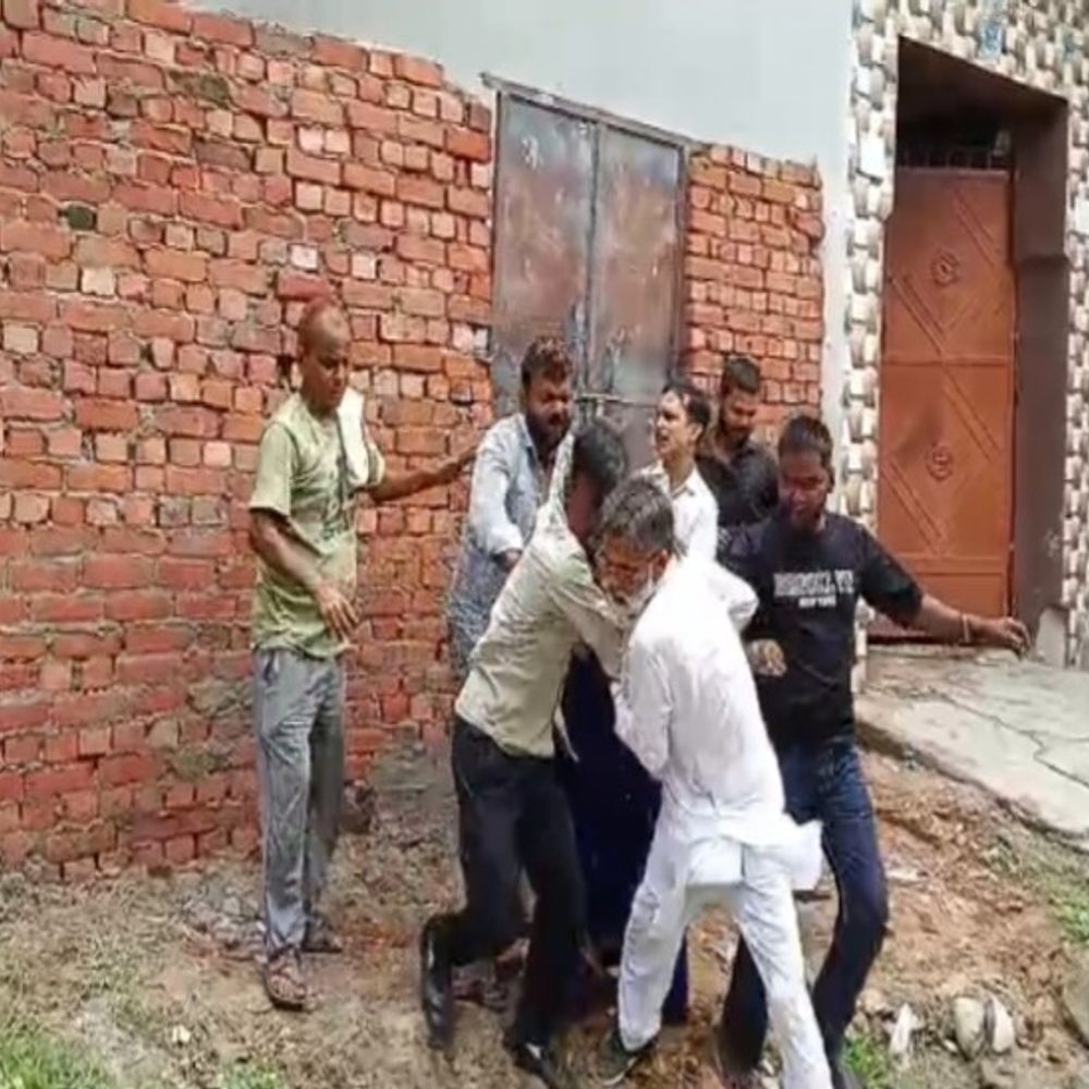 मुकदमे के बावजूद प्लाट पर खड़ी कर दी दीवार:शाहजहांपुर में गेट तोड़ने पहुंचे तो दोनों पक्षों में मारपीट, रात में सामने आए वीडियो