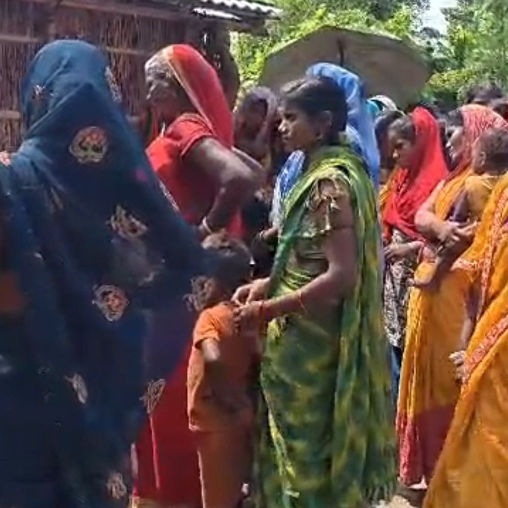 बेतिया में अधेड़ की मौत, शराब पीने का आरोप:घर लौटने पर तबियत खराब, गेट के पास जमीन पर गिरा