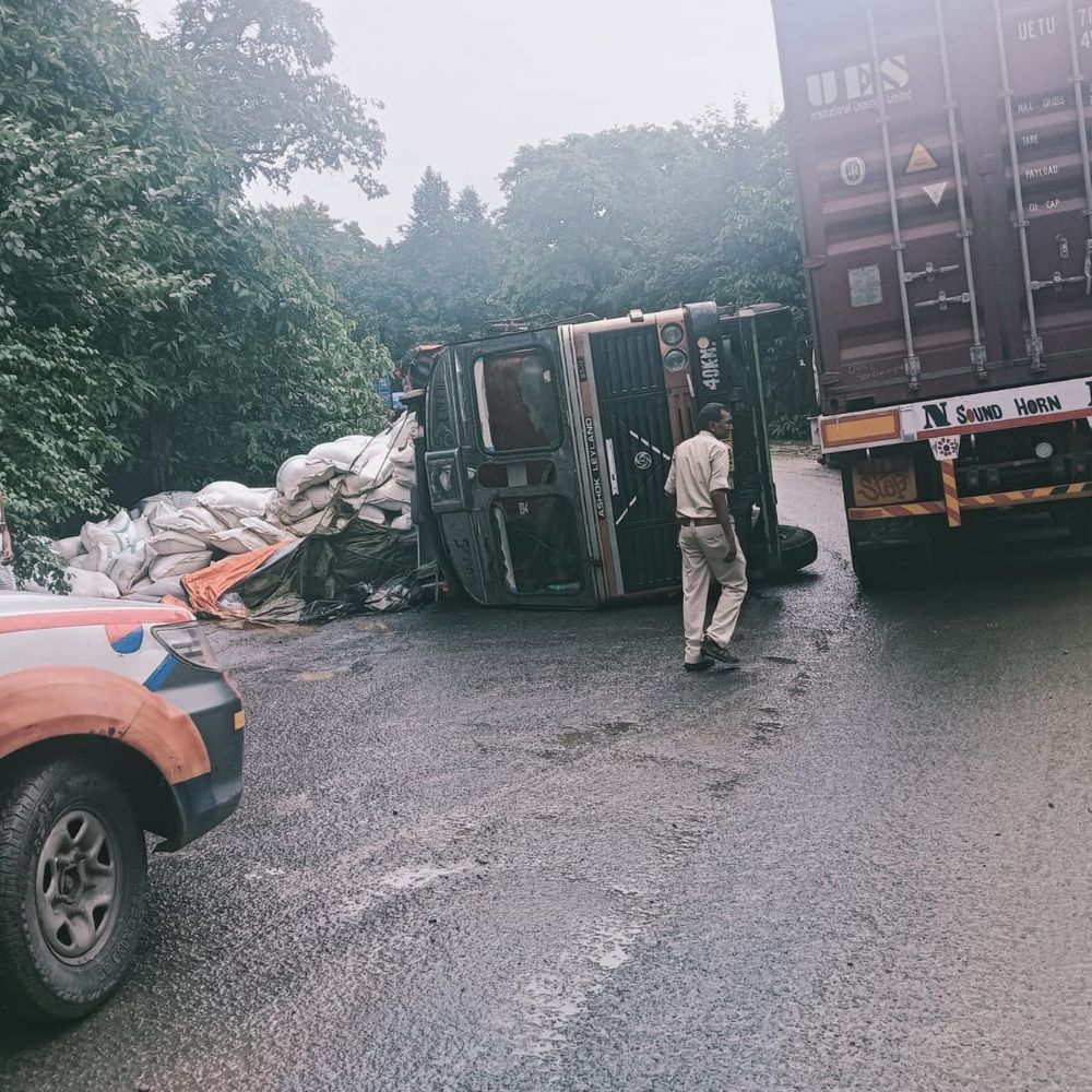 मुर्गी का दाना लदा ट्रक अनियंत्रित होकर पलटा:कोडरमा घाटी में लंबा जाम लगा, ड्राइवर बाल-बाल बचा; बिहार जा रहा था ट्रक
