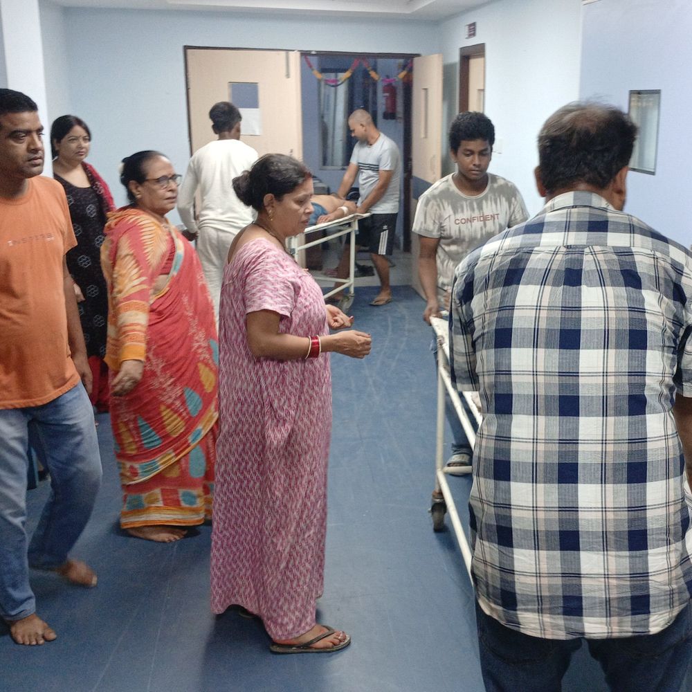 नीलगाय बाइक पर कूदा, 2 ममेरे-फुफेरे भाई गंभीर घायल:गोपालगंज के मांझागढ़ में पानी लाने जा रहे थे, सदर अस्पताल रेफर