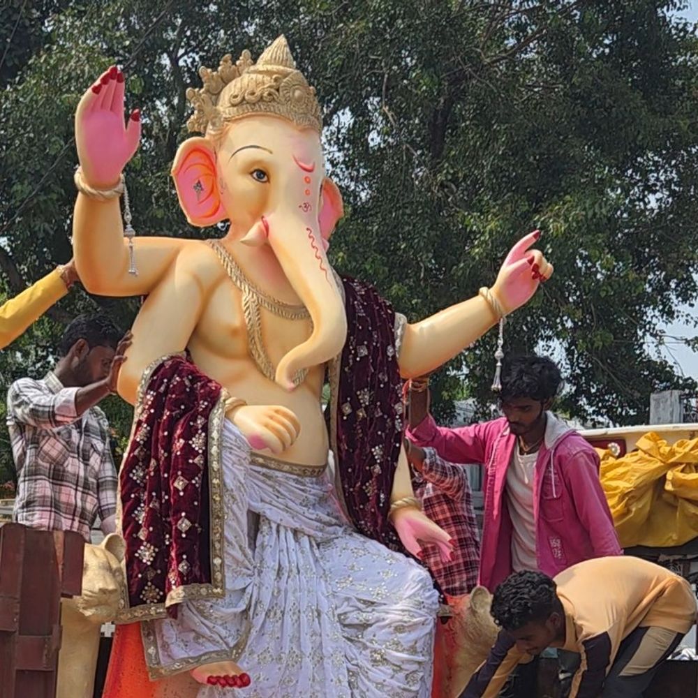मंडला में घर-घर विराजे गणपति, पंडालों में भी स्थापना:ढोल-बाजों के साथ लेने पहुंचे भक्त; उदय चौक पर 1.20 लाख की प्रतिमा स्थापित होगी