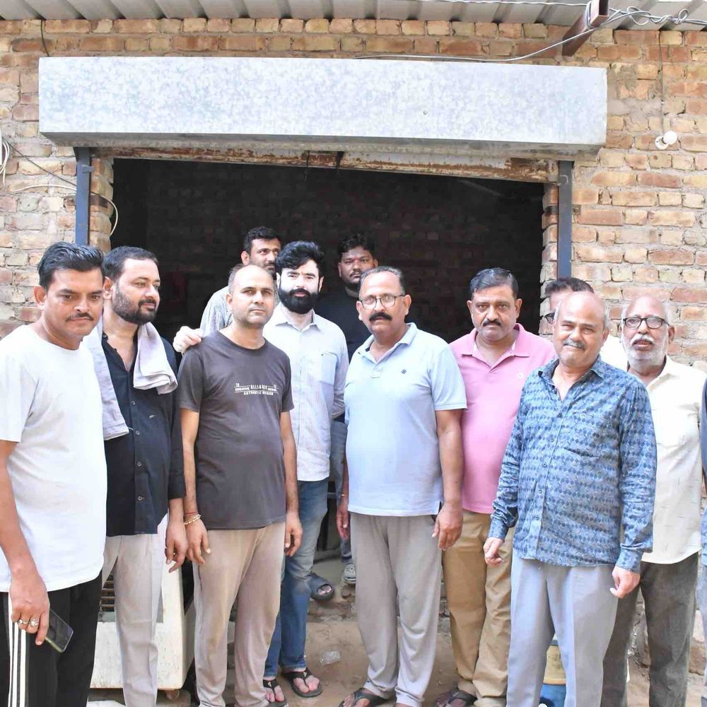 हनुमानगढ़ में ठेके की ब्रांच पर वार्डवासियों ने जड़ा ताला:रिहायशी इलाके में 24 घंटे संचालन का आरोप, प्रशासन से कार्रवाई की मांग