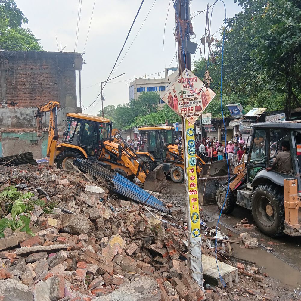 बेतिया में अतिक्रमण हटाने लगी 6 JCB:सुरक्षा को लेकर बड़ी संख्या में पुलिस तैनात