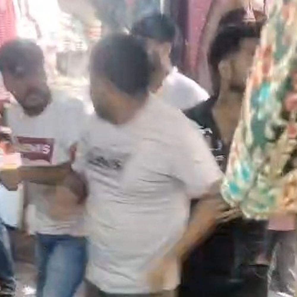 मेरठ के लालकुर्ती बाजार में ग्राहक बुलाने पर दुकानदार भिड़े:मारपीट के साथ एक-दूसरे को गोली मारने की धमकी, एसपी सिटी ने 2 पकड़े