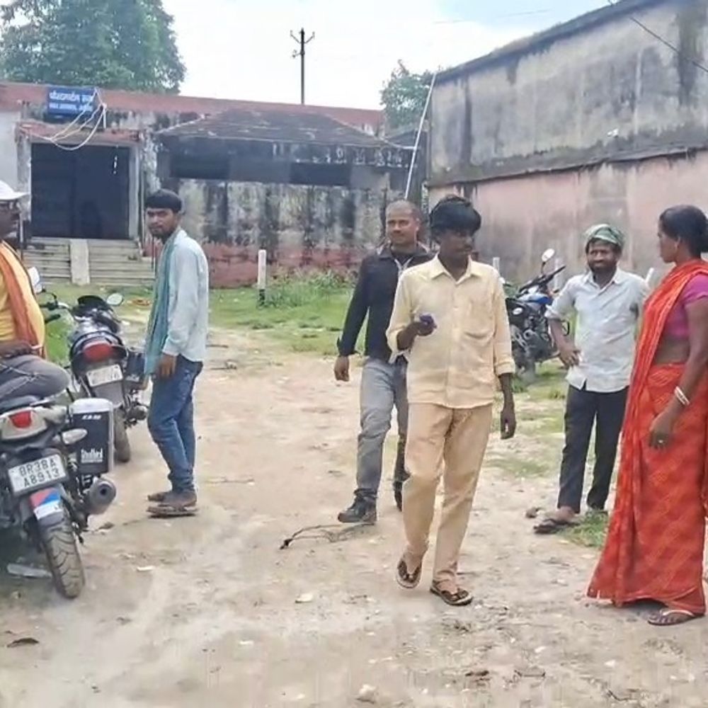 काम पर निकली महिला का सड़क किनारे मिला शव:अररिया में परिजनों ने मर्डर की आशंका जताई, गर्दन और पेट पर वार के निशान