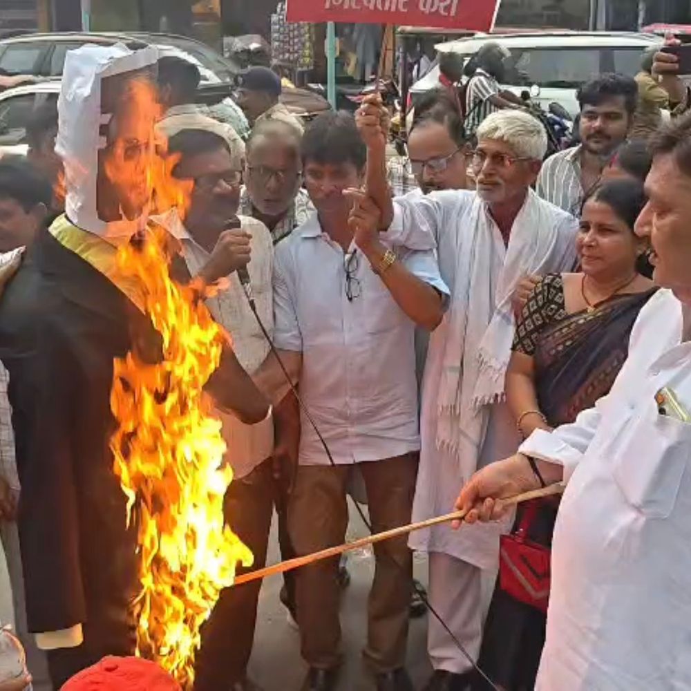 भागलपुर में कांग्रेस ने मुख्य चुनाव आयुक्त का पुतला फूंका:अजीत शर्मा बोले- लोकतंत्र से गद्दारी, 18 करोड़ वोटर लिस्ट में गड़बड़ी