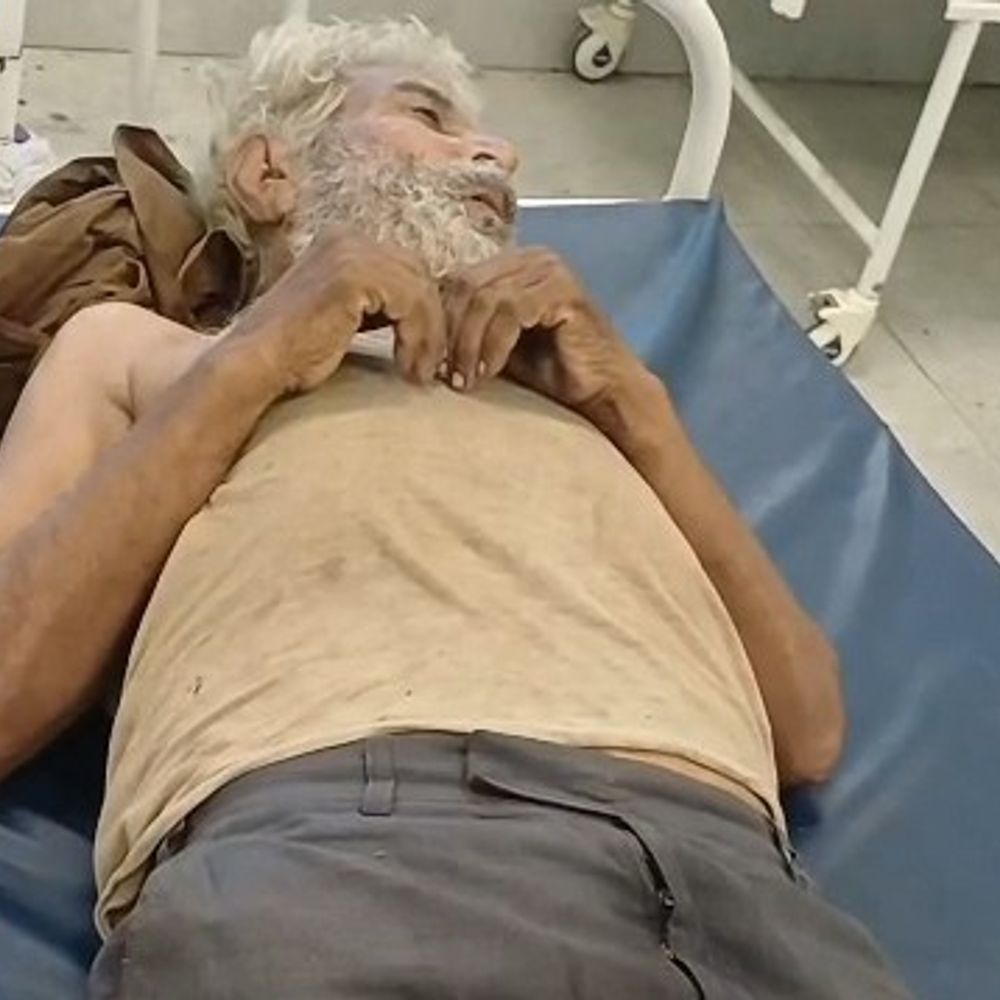 गोपालगंज सदर अस्पताल में अज्ञात मरीजों की हालत खराब:महिला के हाथ-पैर बांधे, वृद्ध का इलाज नहीं; वार्ड में दुर्गंध से मरीज परेशान