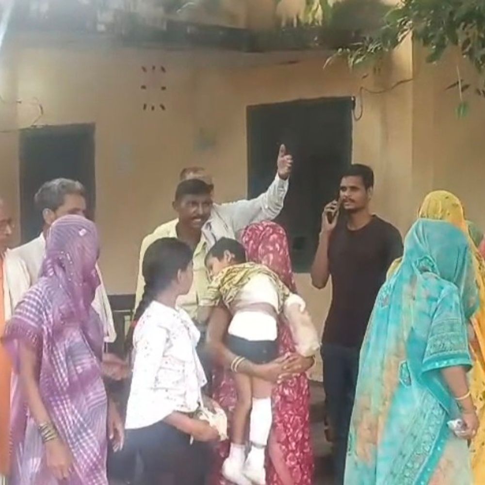 संभल में हाईटेंशन लाइन से झुलसी बच्ची दिव्यांग हुई:ग्रामीण मासूम को लेकर बिजली घर पहुंचे, जेई गायब मिले; लाइन हटाने की मांग