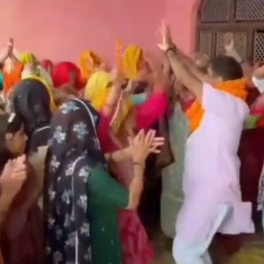 बुलंदशहर में महिलाओं के साथ थिरके विधायक:सोशल मीडिया पर आया सामने, लोकगीत पर किया डांस