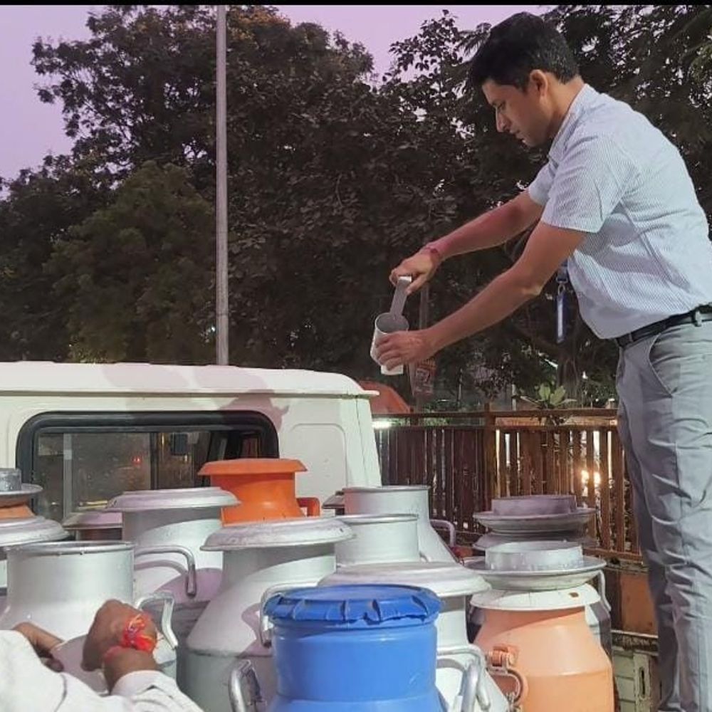 उज्जैन में दूध में मिलावट की मौके पर जांच:खाद्य विभाग ने रैपिड किट से की चेकिंग, सिंधी कॉलोनी में पकड़े गए वाहन
